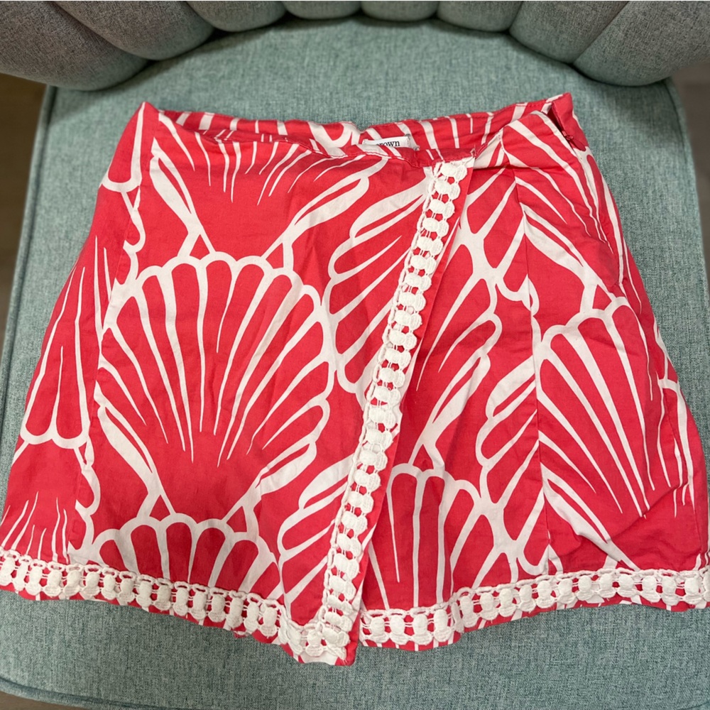 Crown & Ivy Coral Seashell Skort